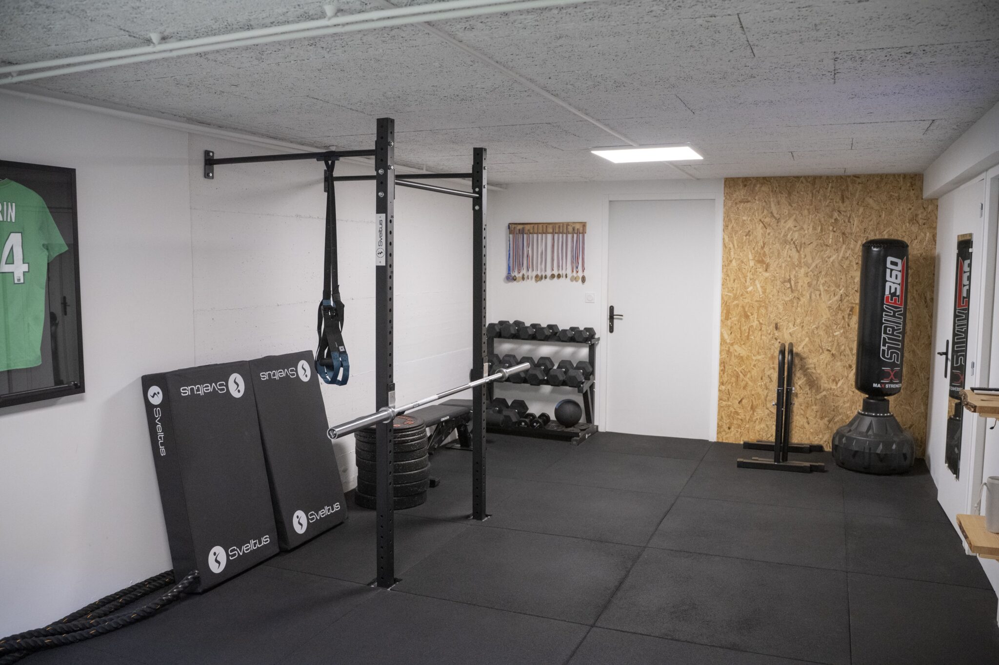 Matériel de musculation et sac de frappe