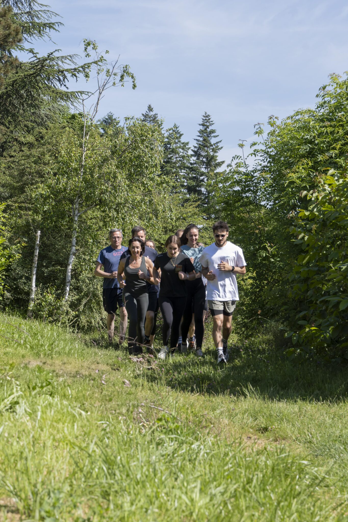 Course à pied en nature avec groupe