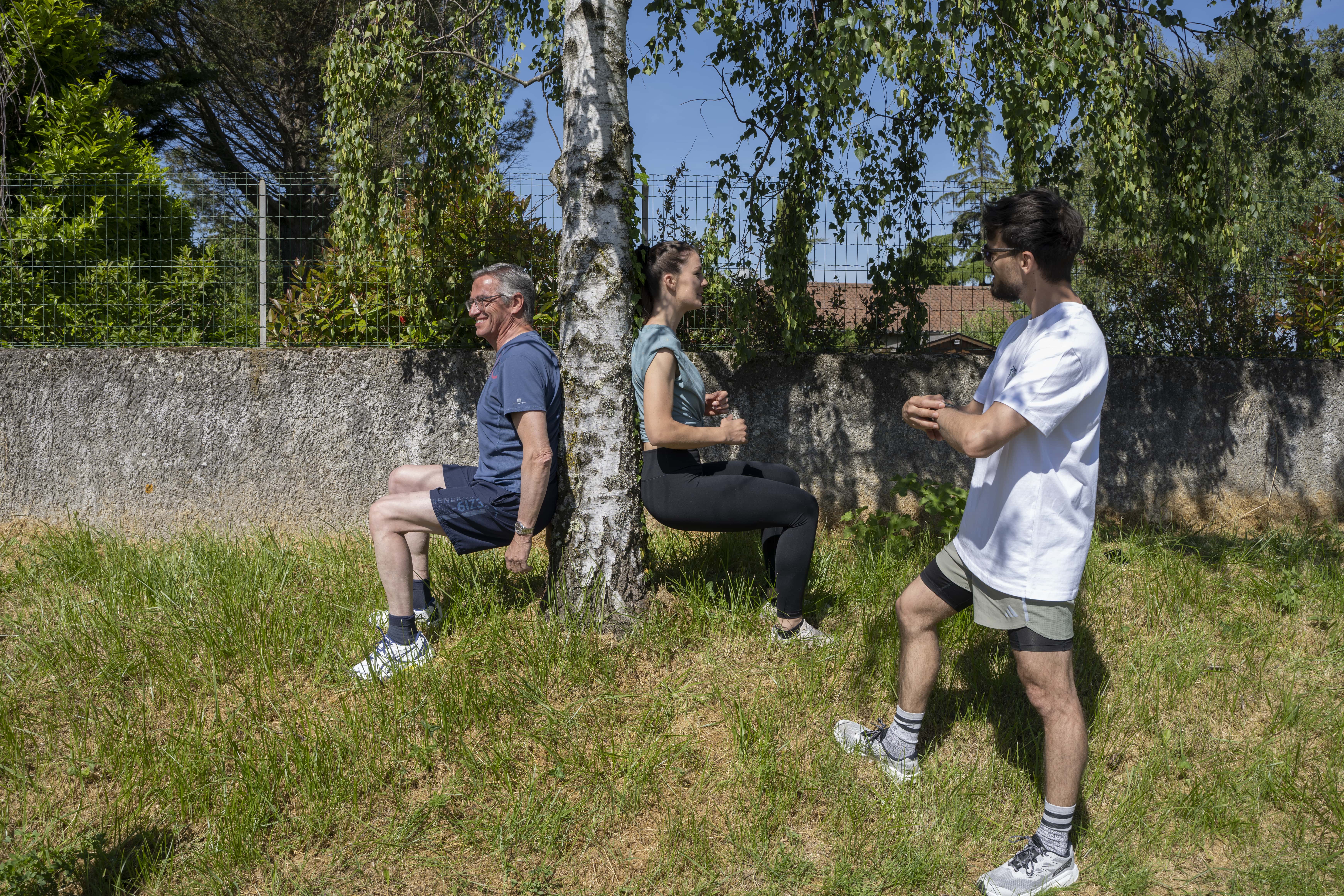 Exercice de renforcement adossé à un arbre
