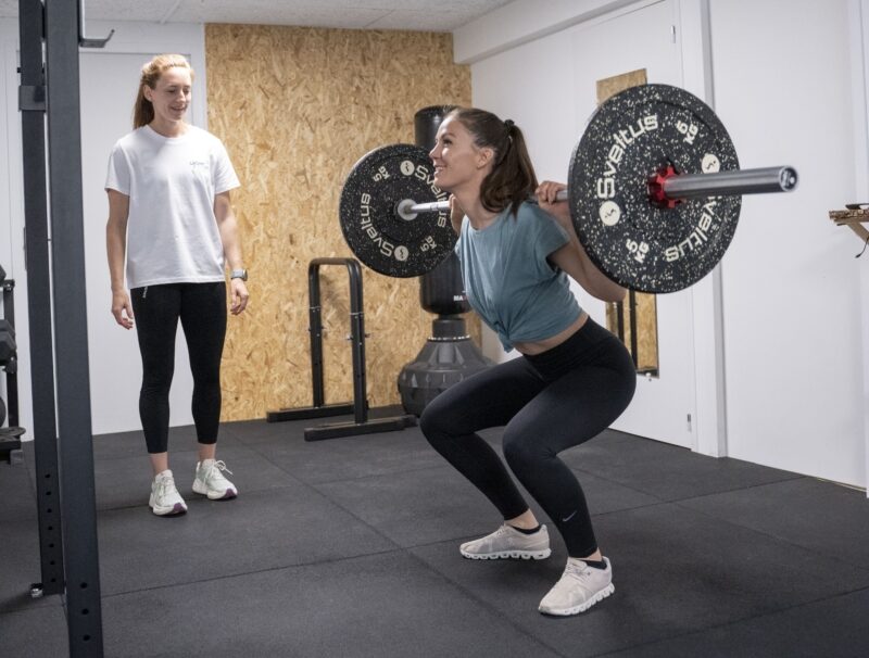 Squat avec barre sous supervision