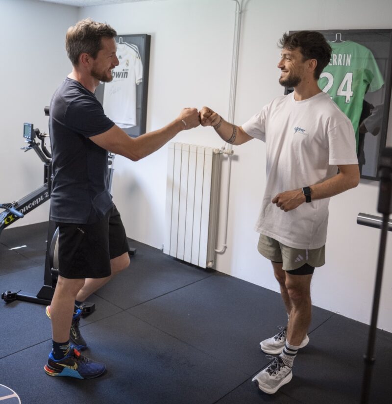 Coach félicitant l'élève après la séance