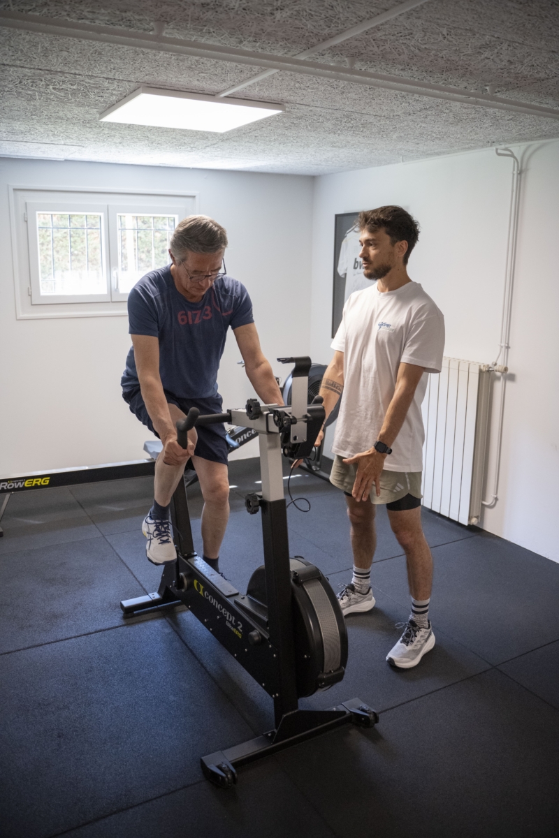 Coach expliquant le travail sur vélo